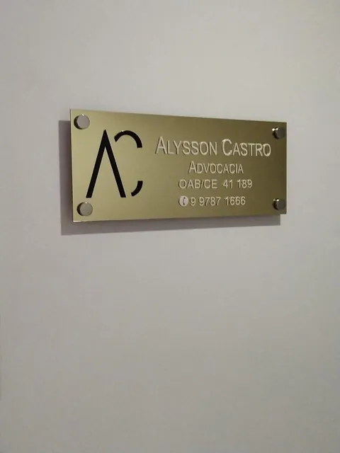 Identificação dourada para escritório de advocacia. Fotografia de trabalho da VLT Acrílicos.