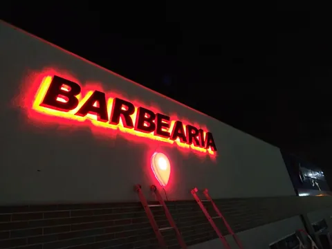 Letreiro luminoso de barbearia à noite. Fotografia de trabalho da VLT Acrílicos.