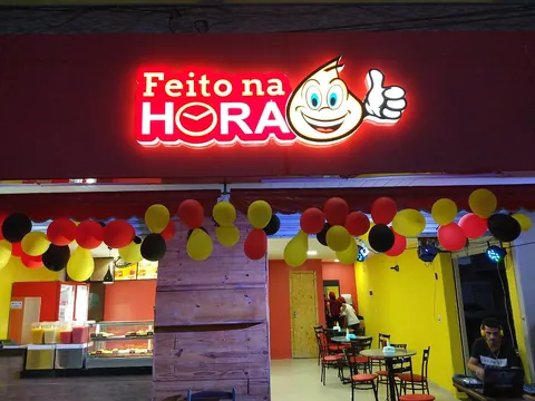Fachada iluminada Feito na Hora. Fotografia de trabalho da VLT Acrílicos.