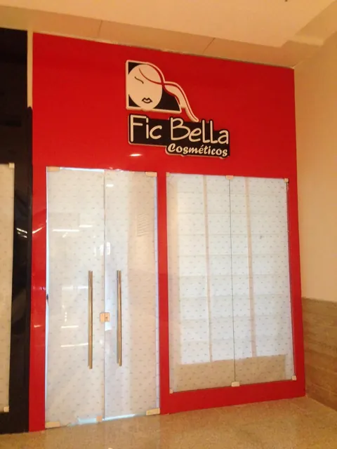 Fachada de loja de cosméticos FicBella. Fotografia de trabalho da VLT Acrílicos.