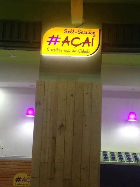 Placa para loja de açaí. Fotografia de trabalho da VLT Acrílicos.