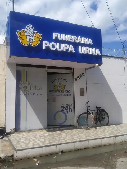 Identificação azul para fachada comercial. Fotografia de trabalho da VLT Acrílicos.
