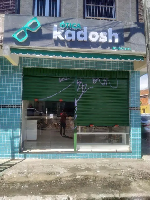 Fachada de ótica Kadosh. Fotografia de trabalho da VLT Acrílicos.