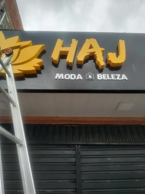 Letras douradas e símbolo para fachada HAJ. Fotografia de trabalho da VLT Acrílicos.