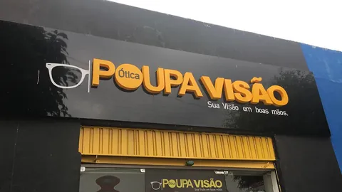 Placa para ótica UPA Visão. Fotografia de trabalho da VLT Acrílicos.