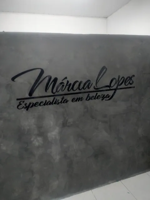 Nome Márcia Lopes aplicado em parede. Fotografia de trabalho da VLT Acrílicos.