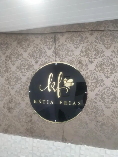 Marca circular Kátia Frias em ambiente interno. Fotografia de trabalho da VLT Acrílicos.