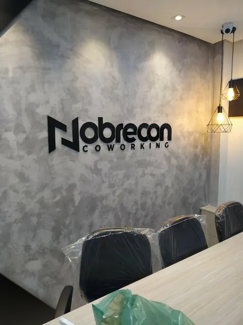 Aplicação de marca Nobreon Coworking. Fotografia de trabalho da VLT Acrílicos.