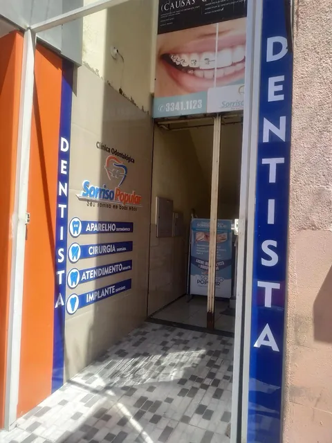 Sinalização de entrada de clínica odontológica. Fotografia de trabalho da VLT Acrílicos.