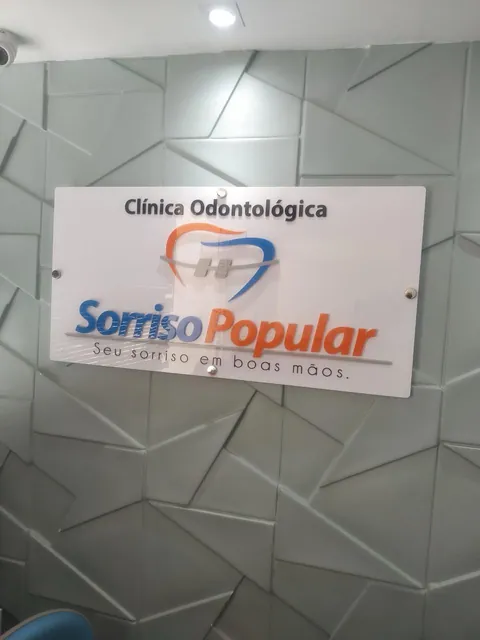 Identificação Sorriso Popular para parede. Fotografia de trabalho da VLT Acrílicos.