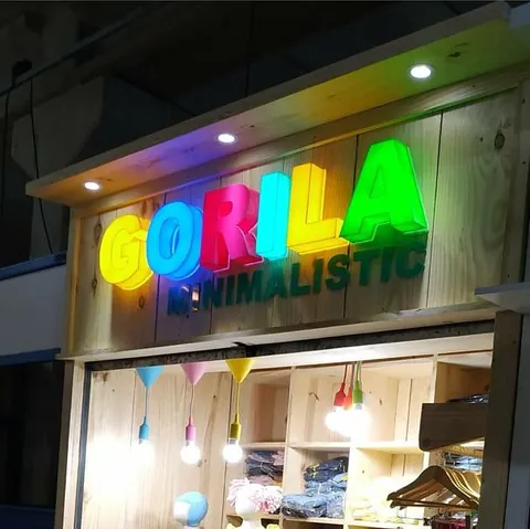 Letras coloridas iluminadas Gorila. Fotografia de trabalho da VLT Acrílicos.