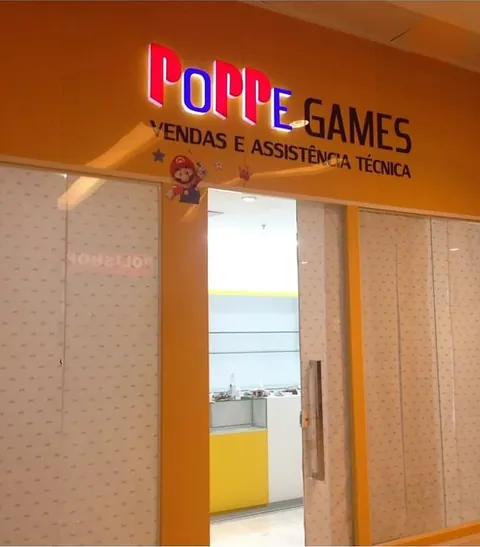 Fachada amarela Poppe Games. Fotografia de trabalho da VLT Acrílicos.