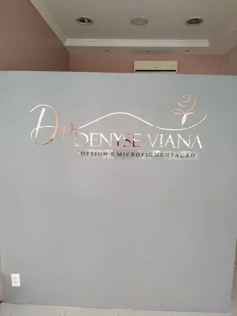Nome Denyse Viana em letras para parede. Fotografia de trabalho da VLT Acrílicos.