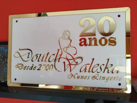 Placa comemorativa de vinte anos. Fotografia de trabalho da VLT Acrílicos.
