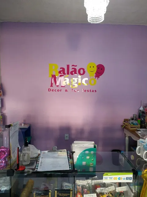 Marca colorida Balão Mágico. Fotografia de trabalho da VLT Acrílicos.