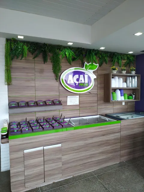 Placa circular para loja de açaí. Fotografia de trabalho da VLT Acrílicos.