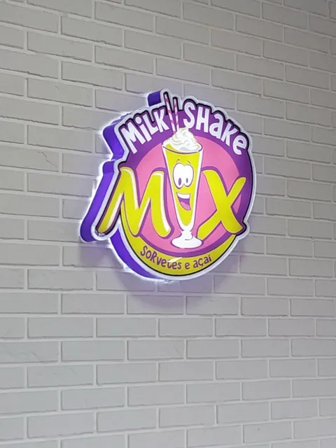 Aplicação colorida Milk Shake Mix. Fotografia de trabalho da VLT Acrílicos.