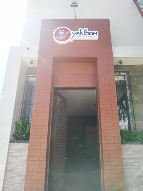Identificação de restaurante em fachada de tijolos. Fotografia de trabalho da VLT Acrílicos.