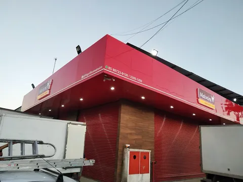 Comunicação visual em fachada de esquina. Fotografia de trabalho da VLT Acrílicos.