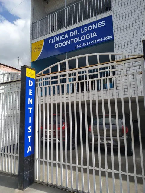 Placas de fachada de clínica odontológica. Fotografia de trabalho da VLT Acrílicos.