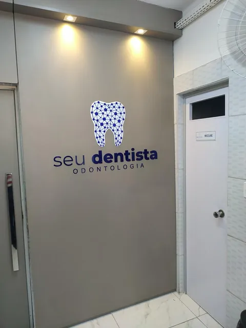 Logo Seu Dentista para ambiente interno. Fotografia de trabalho da VLT Acrílicos.