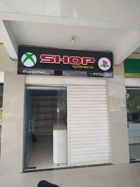 Fachada comercial Shop Games. Fotografia de trabalho da VLT Acrílicos.