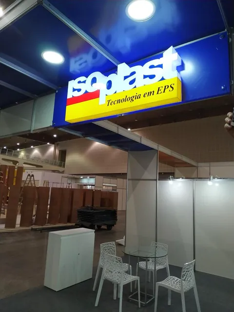 Identificação iluminada Isoplast. Fotografia de trabalho da VLT Acrílicos.