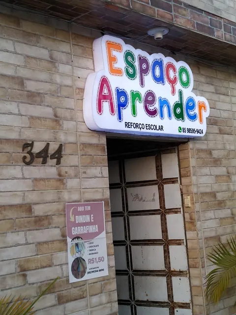 Placa colorida Espaço Aprender. Fotografia de trabalho da VLT Acrílicos.