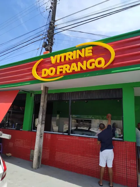 Letras douradas Vitrine do Frango. Fotografia de trabalho da VLT Acrílicos.