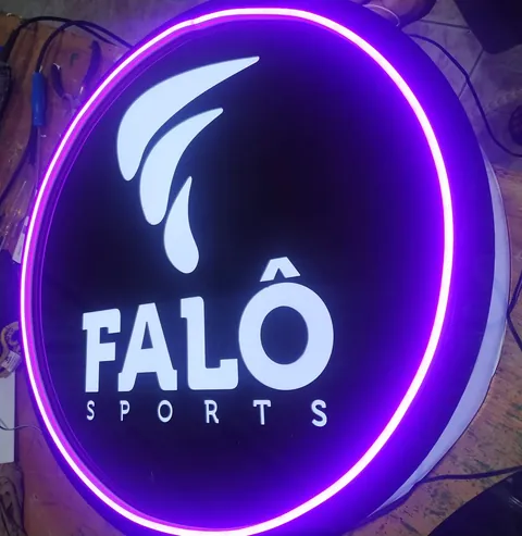 Placa circular iluminada para marca esportiva. Fotografia de trabalho da VLT Acrílicos.