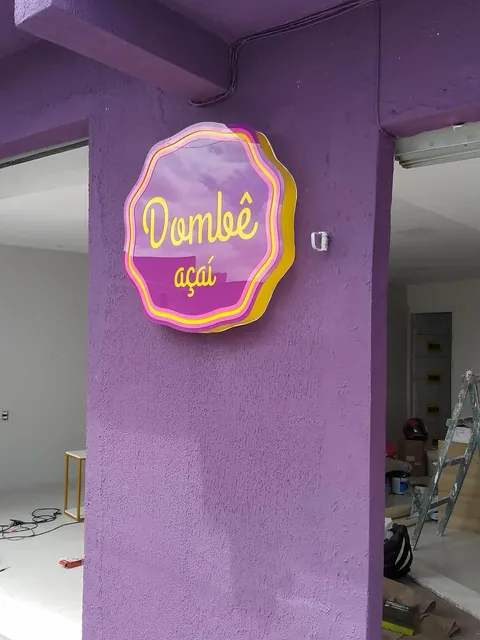 Letreiro luminoso para ambiente de açaí. Fotografia de trabalho da VLT Acrílicos.