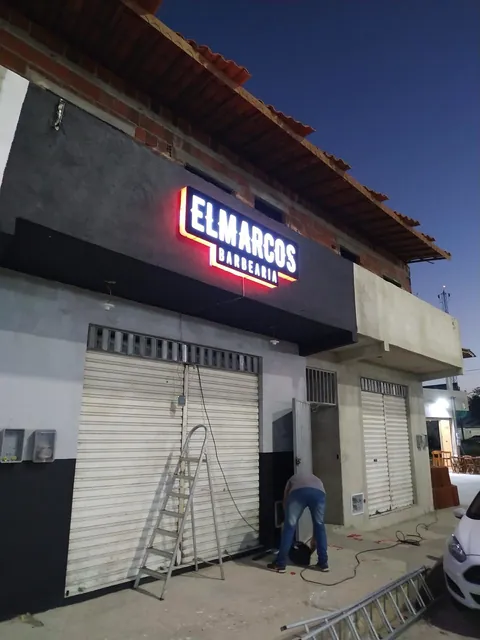 Placa para fachada de barbearia. Fotografia de trabalho da VLT Acrílicos.