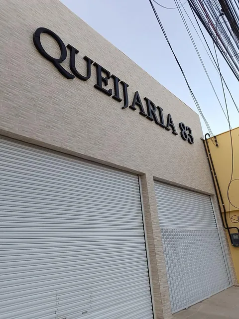 Letras caixa Queijaria 83. Fotografia de trabalho da VLT Acrílicos.