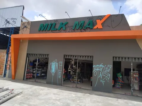 Identificação colorida Milk Max. Fotografia de trabalho da VLT Acrílicos.