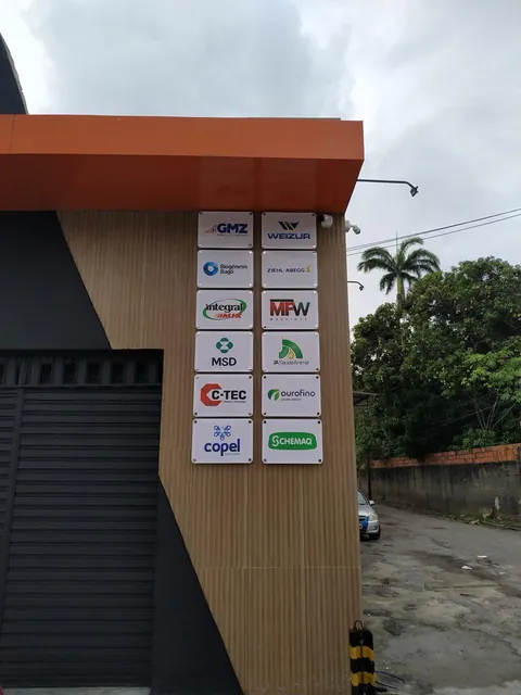 Painel vertical com marcas comerciais. Fotografia de trabalho da VLT Acrílicos.