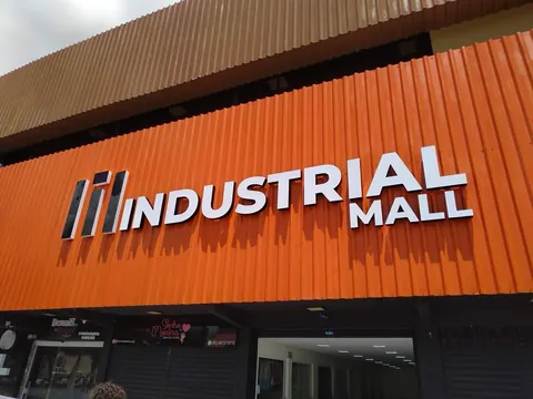 Letras caixa Industrial Mall. Fotografia de trabalho da VLT Acrílicos.