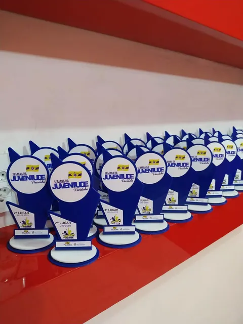 Conjunto de troféus azuis e brancos. Fotografia de trabalho da VLT Acrílicos.