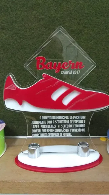 Troféu transparente com tema esportivo. Fotografia de trabalho da VLT Acrílicos.