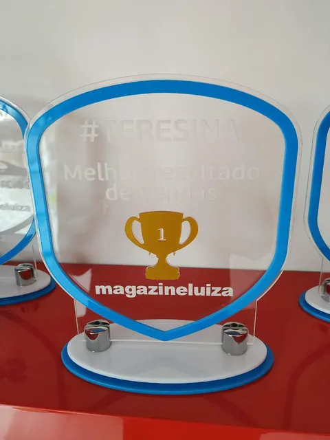 Troféu para reconhecimento de vendas. Fotografia de trabalho da VLT Acrílicos.