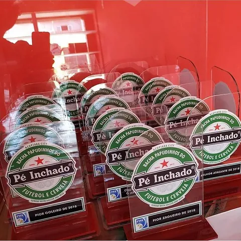Conjunto de troféus Pé Inchado. Fotografia de trabalho da VLT Acrílicos.