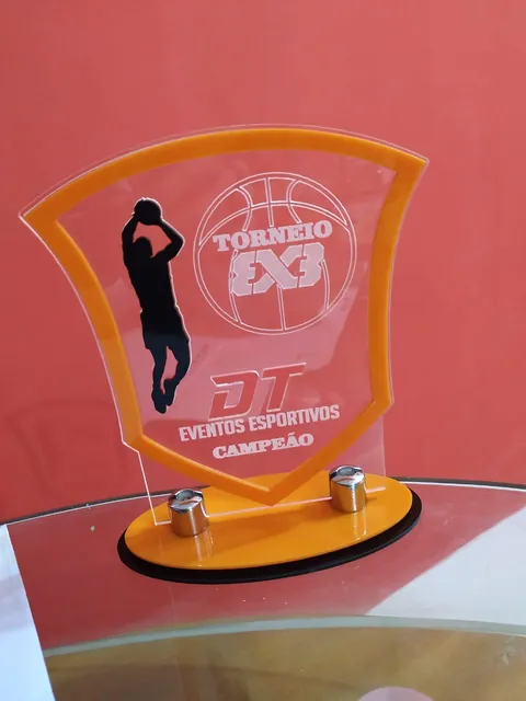 Troféu esportivo com silhueta personalizada. Fotografia de trabalho da VLT Acrílicos.