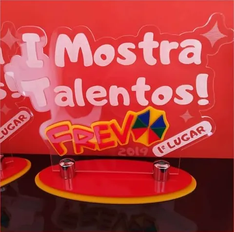 Troféu colorido para mostra de talentos. Fotografia de trabalho da VLT Acrílicos.