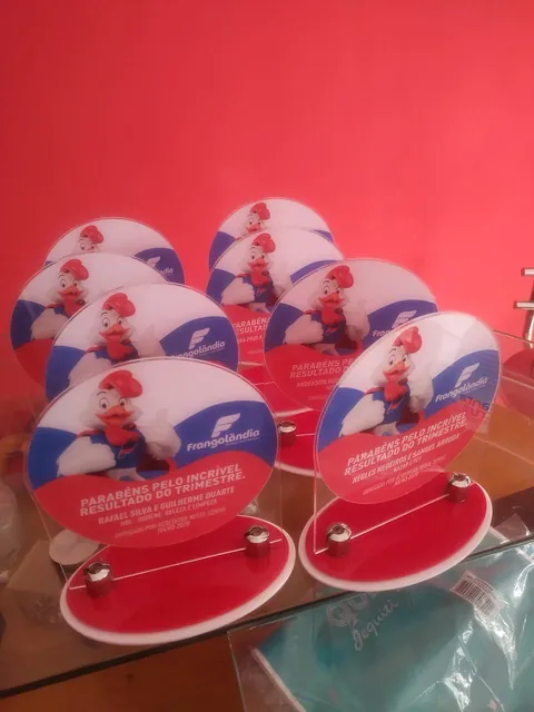 Placas comemorativas em rosa e azul. Fotografia de trabalho da VLT Acrílicos.