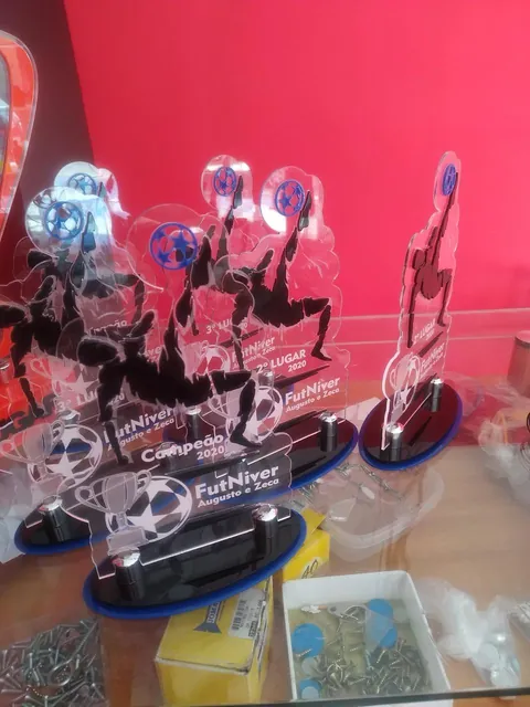 Troféus transparentes com silhuetas. Fotografia de trabalho da VLT Acrílicos.