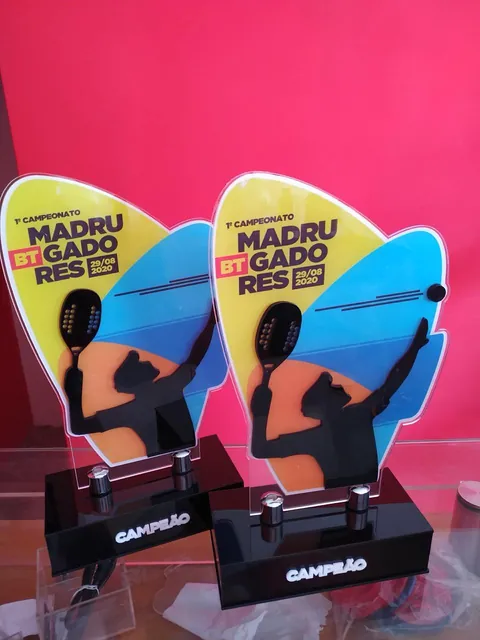 Troféus azuis e amarelos para beach tennis. Fotografia de trabalho da VLT Acrílicos.