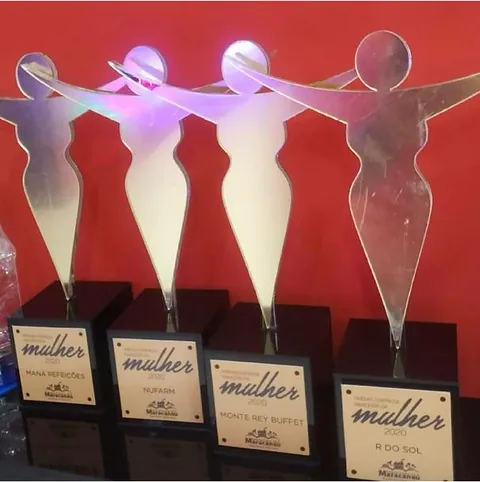 Premiação com silhuetas femininas. Fotografia de trabalho da VLT Acrílicos.