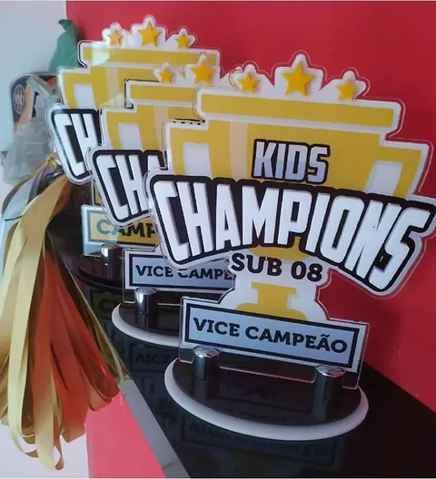 Troféus coloridos Kids Champions. Fotografia de trabalho da VLT Acrílicos.