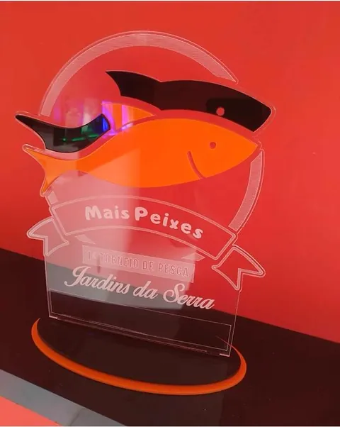 Troféu personalizado em formato de peixe. Fotografia de trabalho da VLT Acrílicos.