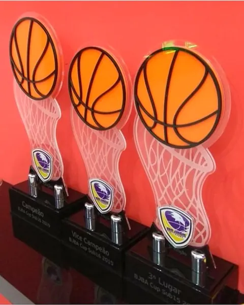 Troféus com tema de basquete. Fotografia de trabalho da VLT Acrílicos.
