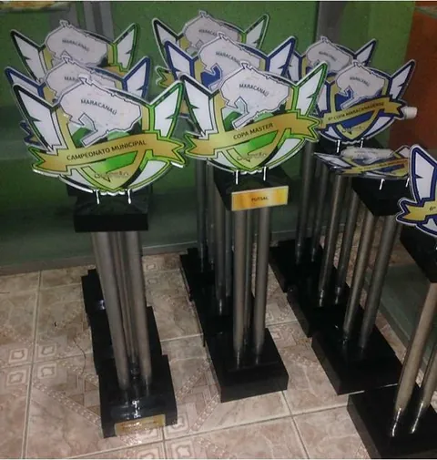 Troféus altos para premiação de futsal. Fotografia de trabalho da VLT Acrílicos.
